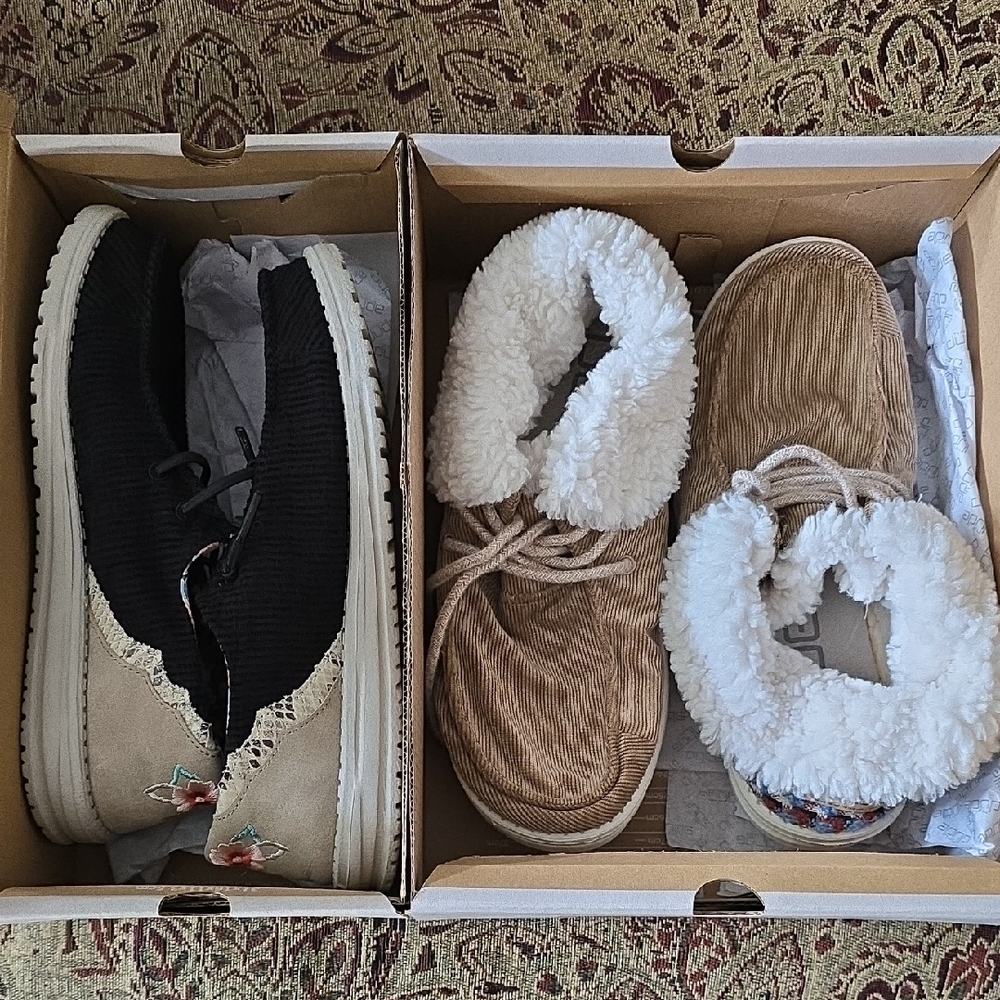 ❄️☃️ 2 Pairs of Hey Dude Shoes.  EUC